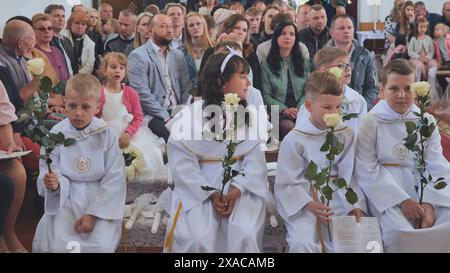 Pervomaysk, Bélarus - 17 juin 2022 : première communion catholique des enfants. Banque D'Images