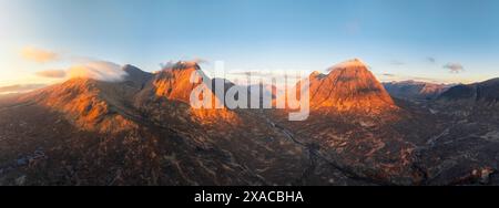 Vue panoramique et aérienne des montagnes à Glencoe pendant le lever du soleil, Highlands, Écosse, Royaume-Uni Banque D'Images