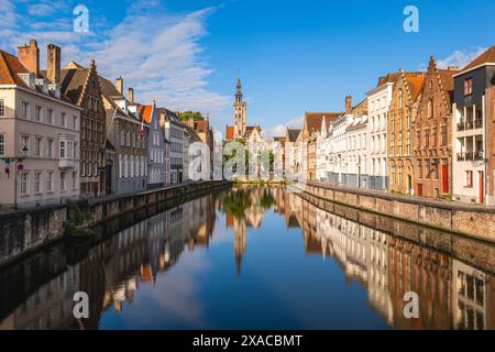 Paysage de Spiegelrei, un cours d'eau et une rue dans le centre de Bruges, Belgique. Banque D'Images