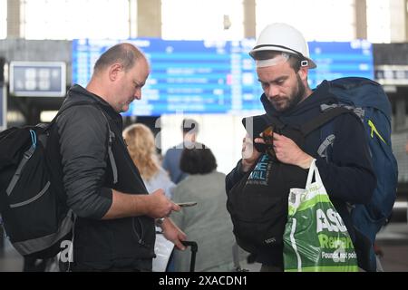 Pardubice, République tchèque. 06 juin 2024. Passagers à la gare principale de Pardubice le 6 juin 2024, Pardubice, République tchèque. Certains services ont été annulés en raison d'un accident de train survenu la veille, au cours duquel quatre personnes sont décédées. Un service de navette de remplacement assure la connexion. Crédit : Josef Vostarek/CTK photo/Alamy Live News Banque D'Images