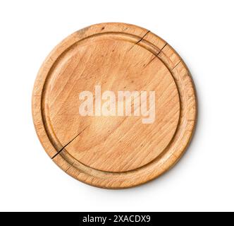 Une vue de dessus d'une planche à découper ronde en bois, isolée sur un fond blanc. La planche a un grain de bois naturel et une surface légèrement usée, ce qui la rend Banque D'Images