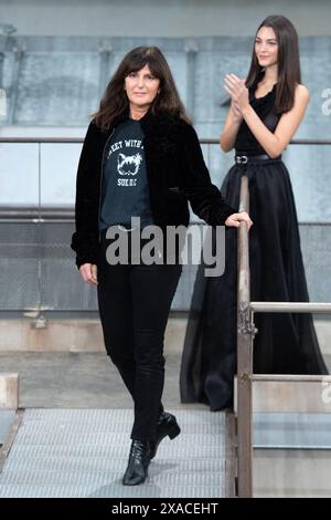 Paris, France. 1er octobre 2019. Virginie Viard quitte la direction artistique de Chanel - fichier - la créatrice Virginie Viard fait une apparition sur le défilé Chanel Womenswear printemps/été 2020 dans le cadre de la Paris Fashion week à Paris, France le 01 octobre 2019. Photo Aurore MARECHAL/ABACAPRESS. COM Credit : Abaca Press/Alamy Live News Banque D'Images