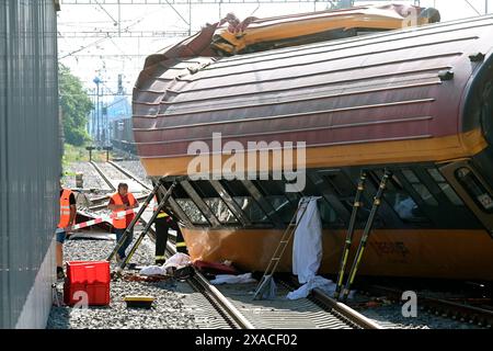 Pardubice, République tchèque. 06 juin 2024. La scène d'un accident ferroviaire à Pardubice, République tchèque, le 6 juin 2024. Un train de passagers et de marchandises est entré en collision la veille, tuant quatre personnes. Crédit : Josef Vostarek/CTK photo/Alamy Live News Banque D'Images