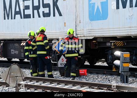 Pardubice, République tchèque. 06 juin 2024. Pompiers sur les lieux d'un accident ferroviaire à Pardubice, République tchèque, le 6 juin 2024. Un train de passagers et de marchandises est entré en collision la veille, tuant quatre personnes. Crédit : Josef Vostarek/CTK photo/Alamy Live News Banque D'Images