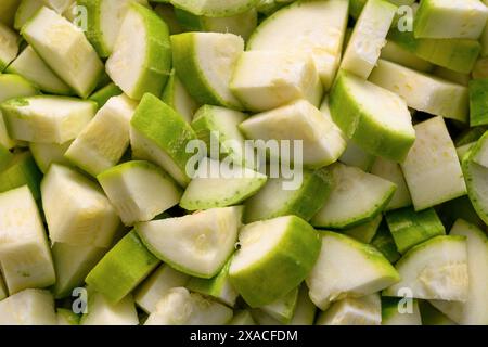 Vue de dessus de courgettes coupées en dés pour la friture Banque D'Images
