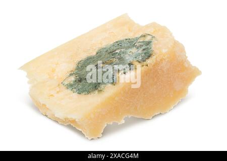 fromage parmesan moisi isolé sur fond blanc Banque D'Images