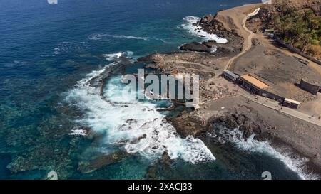 Vue aérienne des piscines naturelles d'Agaete, une ville au nord de l'île de Gran Canaria, avec des gens qui apprécient la baignade dans les eaux transparentes, Banque D'Images