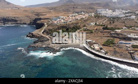 Vue aérienne de la ville d'Agaete, au nord de l'île de Gran Canaria, et sa côte rocheuse avec des piscines naturelles et des eaux transparentes. Visite guidée Banque D'Images