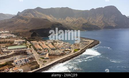 Vue aérienne de la ville d'Agaete, au nord de l'île de Gran Canaria, avec son port (Puerto de las Nieves) et les montagnes de la Tamadaba Banque D'Images