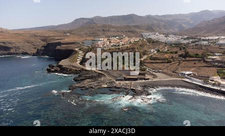 Vue drone d'Agaete, sur l'île de Gran Canaria, avec sa côte rocheuse avec des piscines naturelles et des eaux transparentes. Tourisme aux îles Canaries Banque D'Images