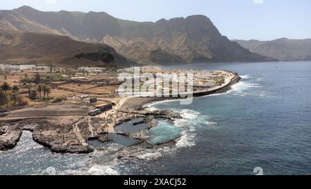 Vue aérienne du Puerto de las Nieves à Agaete, sur l'île de Gran Canaria, avec les piscines naturelles et les eaux transparentes au premier plan et Banque D'Images