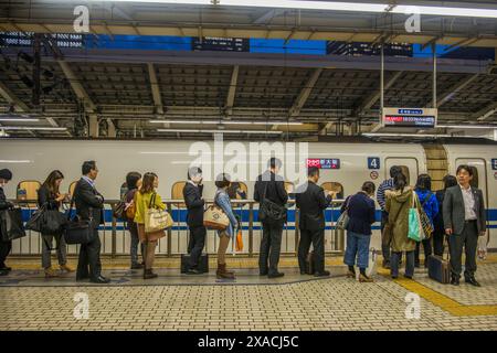 Passagers en attente dans la gare Shinkanzen, Tokyo, Honshu, Japon, Asie Copyright : MichaelxRunkel 1184-11551 usage éditorial seulement Banque D'Images