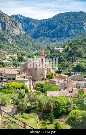 Paysage urbain de Valldemossa village avec cathédrale, Majorque pendant la lumière du jour, plan vertical, Majorque Banque D'Images