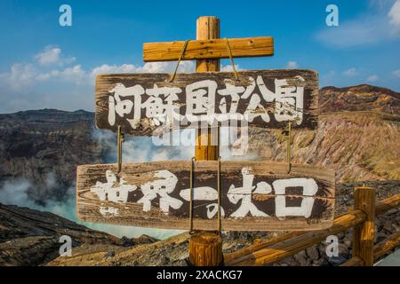 Panneau d'avertissement japonais sur le bord du cratère du mont Naka, un volcan actif, Mont Aso, Kyushu, Japon, Asie Copyright : MichaelxRunkel 1184-11710 Banque D'Images