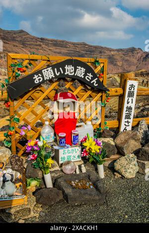 Panneau d'avertissement japonais sur le bord du cratère du mont Naka, un volcan actif, Mont Aso, Kyushu, Japon, Asie Copyright : MichaelxRunkel 1184-11711 Banque D'Images