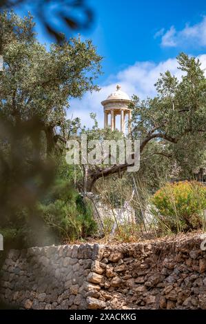 Temple de son Marroig, Majorque, Deia, vue de loin avec des branches d'arbres devant, plan vertical, Majorque Banque D'Images