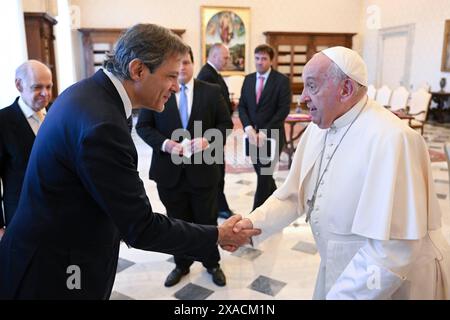 Vatican, Vatican. 06 juin 2024. **NON LIBRI** Italie, Rome, Vatican, 2024/6/6. Le Pape François reçoit en audience privée MM. Fernando Haddad, ministre de l’économie et des Finances de la République fédérative du Brésil au Vatican. Photographie des MÉDIAS DU VATICAN /presse catholique crédit photo : Agence photo indépendante/Alamy Live News Banque D'Images