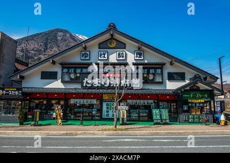 Chuzenjiko Onsen au-dessous du mont Nantai, volcan sacré Nikko, site du patrimoine mondial de l'UNESCO, Nikko, préfecture de Tochigi, Kanto, Honshu, Japon, Asie Copyrig Banque D'Images