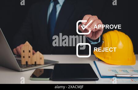 Bâtiments approuvés concept de permis avec projet de bâtiment résidentiel approuvé, architecte ou ingénieur vérifiant la liste des documents et approuvant le p Banque D'Images