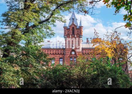 Angle bas du bâtiment traditionnel du siège municipal du Service national des incendies entouré d'arbres, Cracovie, Pologne, Europe Copyright : bestravel Banque D'Images