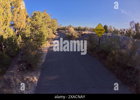 Panneau marquant la fin de la piste pavée Greenway Trail qui court entre Monument Creek Vista et Pima point, Grand Canyon, Arizona, États-Unis d'Amérique Banque D'Images