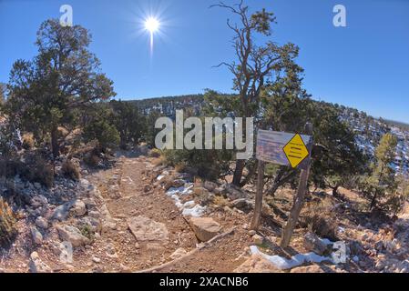 Un panneau d'avertissement au début du sentier Hermit Canyon indiquant que le retour au fond est facultatif, mais que le retour au sommet est obligatoire, Grand Banque D'Images