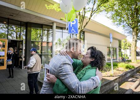 DIEPENVEEN - Caroline van der Plas, chef du parti BBB, reçoit des fleurs et des ballons du chef du parti Sander Smit pour son anniversaire au bureau de vote de Kulturhus Diepenveen, avant de voter pour l'élection des députés néerlandais au Parlement européen. ANP EMIEL muijderman pays-bas OUT - belgique OUT Banque D'Images