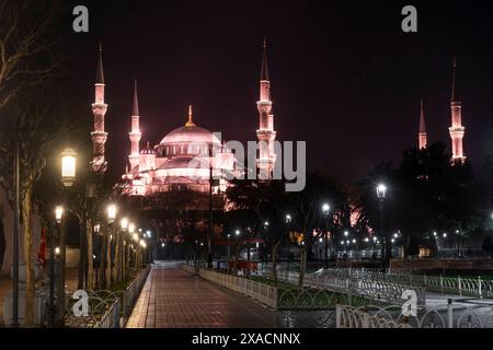 Une vue nocturne de la Mosquée bleue Sultanahmet Camii brillamment éclairé avec de nombreuses lumières, créant un affichage visuel frappant contre le ciel sombre, UNESCO W. Banque D'Images