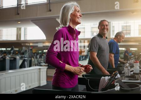 Exercice, tapis roulant et personnes âgées courir dans le gymnase pour l'entraînement, la santé physique et le bien-être à la retraite. Groupe, course ou entraînement ensemble pour Banque D'Images