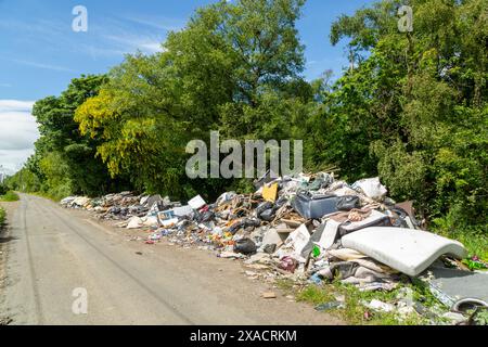 Déversement de mouches sur une route rurale, déchets déversés sur la route à la périphérie de Kirkcaldy, Fife, Écosse Banque D'Images