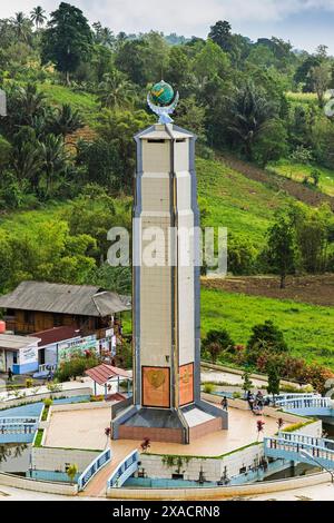 La tour sur le thème de la paix du monde dans ce parc touristique avec des maisons de culte de cinq grandes religions et des champs de fumerolles volcaniques, Bukit Kasih, Minahasa, Nor Banque D'Images