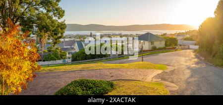 Vue de la rue de banlieue et Knysna Kerk Knysna au coucher du soleil, Knysna, Garden route, Western Cape, Afrique du Sud, Afrique Copyright : FrankxFell 844-33480 Banque D'Images