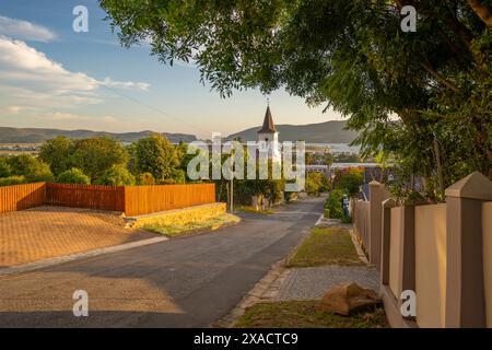 Vue de la rue de banlieue et Knysna Kerk Knysna au coucher du soleil, Knysna, Garden route, Western Cape, Afrique du Sud, Afrique Copyright : FrankxFell 844-33479 Banque D'Images