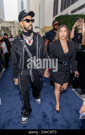 MIAMI, FLORIDE - 05 JUIN : Anuel AA et Laury Saaverda assistent à la projection de 'Bad Boys : Ride or Die' Miami le 05 juin 2024 à Miami, Floride. (Photo Alberto E. Tamargo/Sipa USA) Banque D'Images