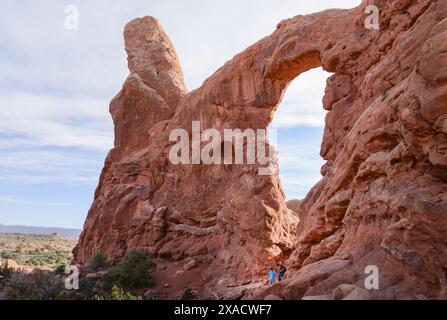 Touristes marchant sur Turret Arch. Parc national des arches. Utah. ÉTATS-UNIS. Banque D'Images