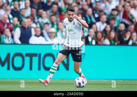 Andres Martin du Real Racing Club avec le ballon lors du match LaLiga Hypermotion entre le Real Racing Club et le Real Saragosse au stade El Sardinero Banque D'Images