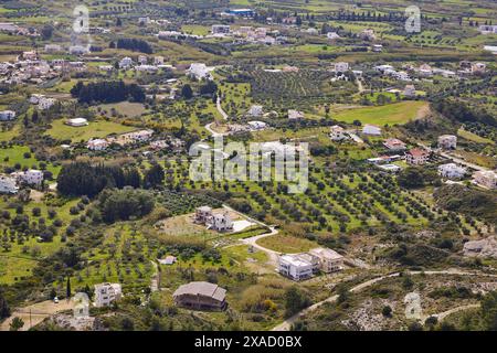 Vue de la colline Filerimos, vue aérienne d'un village verdoyant avec des maisons dispersées, des champs et des collines entourées d'une végétation luxuriante, Filerimos, colline non Banque D'Images