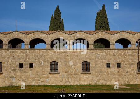 Monastère de notre-Dame du Mont Filerimos, gros plan d'un ancien bâtiment avec des arches et des fenêtres, Filerimos, colline près de Rhodes Town, ancien État de Banque D'Images