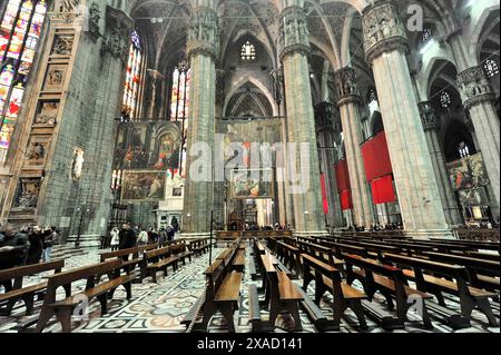 Cathédrale de Milan, Duomo, construction commencée en 1386, achevée en 1858, Milan, Milan, Lombardie, Italie, Europe, intérieur de l'église gothique avec haut Banque D'Images