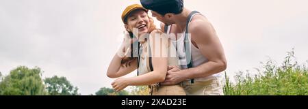 Un homme et une femme, un beau couple, debout ensemble dans un parc verdoyant, incarnant l'harmonie et l'amour dans un cadre naturel. Banque D'Images