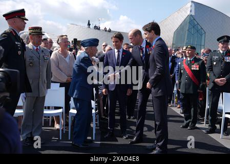 Le prince de Galles rencontre Richard Rohmer, 100 ans, l’un des vétérans canadiens les plus décorés, accompagné du premier ministre français Gabriel Attal et du premier ministre canadien Justin Trudeau, lors de la cérémonie du gouvernement du Canada pour souligner le 80e anniversaire du jour J, à Juno Beach, à Courseulles-sur-mer, en Normandie, en France. Date de la photo : jeudi 6 juin 2024. Banque D'Images