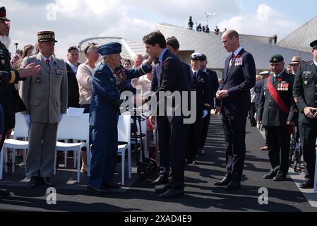 Le premier ministre canadien Justin Trudeau rencontre Richard Rohmer, 100 ans, l’un des vétérans canadiens les plus décorés, accompagné du prince de Galles et du premier ministre français Gabriel Attal, lors de la cérémonie du gouvernement du Canada pour souligner le 80e anniversaire du jour J, à Juno Beach, à Courseulles-sur-mer, en Normandie, en France. Date de la photo : jeudi 6 juin 2024. Banque D'Images