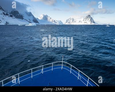 Entrée nord du chenal Lemaire entre Graham Land (l) et Booth Island (R), Antarctique Banque D'Images