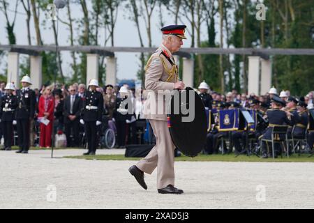 Le roi Charles III dépose une couronne lors de l'événement commémoratif national britannique pour le 80e anniversaire du jour J, qui s'est tenu au Mémorial britannique de la Normandie à Ver-sur-mer, en Normandie, en France. Date de la photo : jeudi 6 juin 2024. Banque D'Images