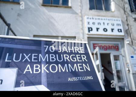 05 juin 2024, Mecklembourg-Poméranie occidentale, Prora : L'accord de Luxembourg se trouve devant l'entrée du Centre de documentation de Prora sur le terrain de la station balnéaire KdF de Prora dans la municipalité de Binz sur l'île de Rügen. Les visiteurs du Centre de documentation de Prora ont pu se renseigner sur les conséquences de la Shoah depuis le 06.06.2024. Sous le titre "70 ans de l'accord de Luxembourg", neuf grands cubes sont aujourd'hui exposés dans le grand hall de l'ancien bâtiment nazi où se déroule l'exposition du 6 juin au 26 août 2024. Textes, photos et graphiques tél Banque D'Images