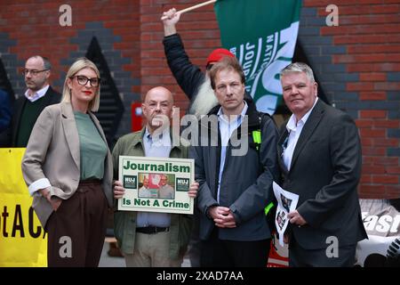 (De gauche à droite) Linda Dillon, députée provinciale de Sinn Fein (membre du Conseil de police), Barry McCaffrey, membre de la NUJ, Daniel Holden, directeur adjoint du Comité sur l'administration de la justice (CAJ) et Cathal Boylan (membre du Conseil de police) lors d'une manifestation avec des membres de la NUJ, Amnesty et le CAJ devant la réunion du Conseil de police d'Irlande du Nord à Belfast, appelant à une enquête sur les allégations de surveillance policière de journalistes. Date de la photo : jeudi 6 juin 2024. Banque D'Images