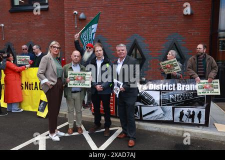 (De gauche à droite) Linda Dillon, députée provinciale de Sinn Fein (membre du Conseil de police), Barry McCaffrey, membre de la NUJ, Daniel Holden, directeur adjoint du Comité sur l'administration de la justice (CAJ) et Cathal Boylan (membre du Conseil de police) protestent avec les membres de la NUJ, Amnesty et le CAJ devant la réunion du Conseil de police d'Irlande du Nord à Belfast, appelant à une enquête sur les allégations de surveillance policière de journalistes. Date de la photo : jeudi 6 juin 2024. Banque D'Images