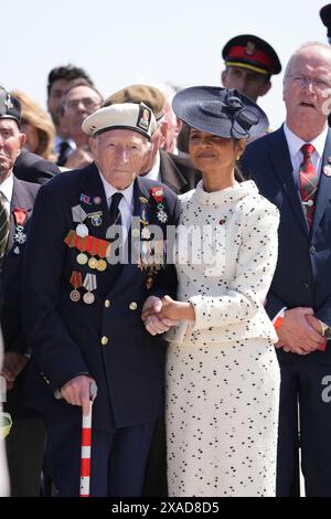 Akshata Murty est aux côtés du vétéran du jour J Alec Penstone, 98 ans, à la suite de l'événement commémoratif national britannique pour le 80e anniversaire du jour J, qui s'est tenu au Mémorial britannique de Normandie à Ver-sur-mer, en Normandie, France. Date de la photo : jeudi 6 juin 2024. Banque D'Images