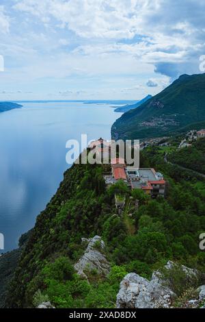 Le Sanctuaire de Madonna di MonteCastello, sur le lac de garde, pendant une journée de printemps. Banque D'Images