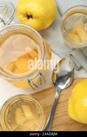 Délicieuse boisson de coing, fruits frais et cuillère sur la table, vue de dessus Banque D'Images